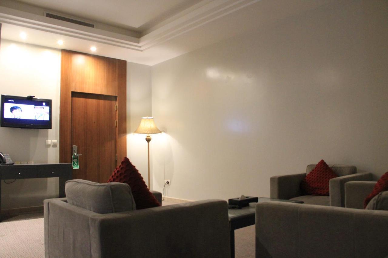 Business Inn Tahlia Hotel Riyadh Exterior photo