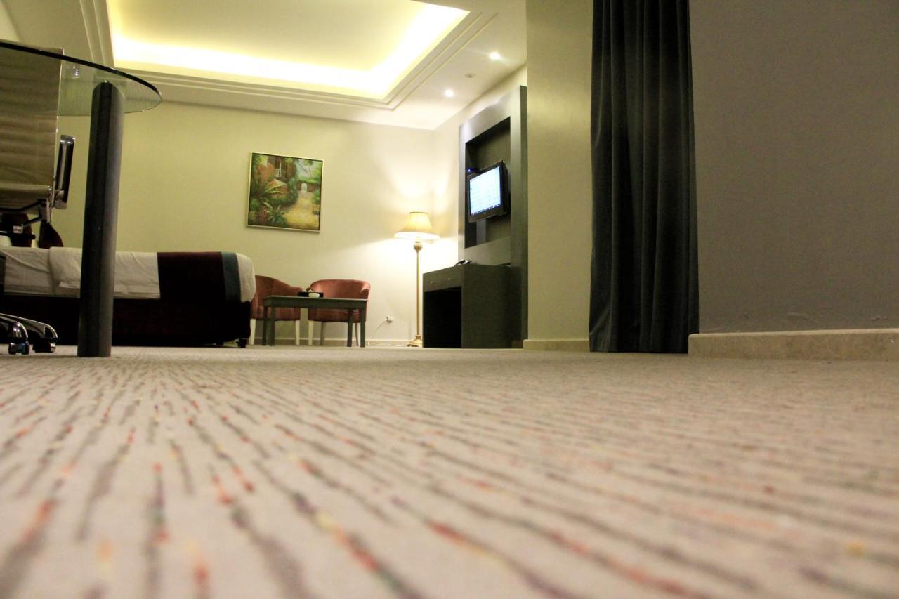 Business Inn Tahlia Hotel Riyadh Exterior photo