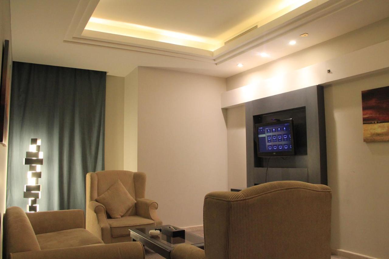 Business Inn Tahlia Hotel Riyadh Exterior photo