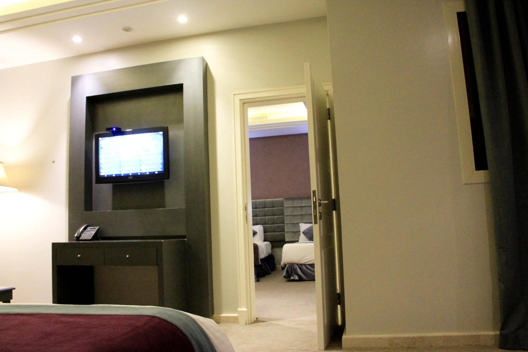 Business Inn Tahlia Hotel Riyadh Exterior photo