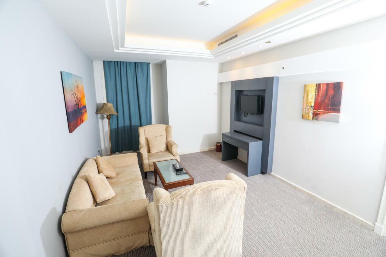 Business Inn Tahlia Hotel Riyadh Exterior photo